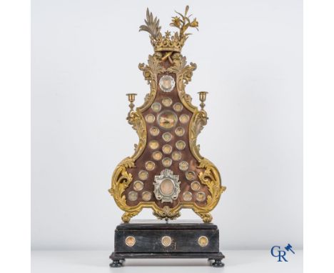Exceptional bronze reliquary holder in LXIV style with at the top a crown surrounded by "Fleur de Lys" associated with the Tr