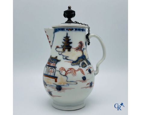 Asian Art: A Chinese silver mounted imari style lid jug. Qianlong period. | Height: 20 cm.