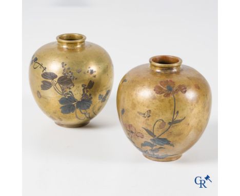 Asian Art: A pair of finely crafted bronze Japanese vases with silver and copper inlay. Meiji period. Marked. | Height: 11 cm