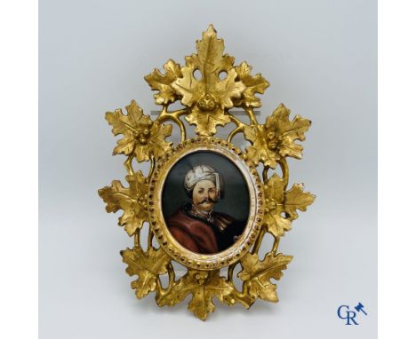 Miniature portrait in a wood-carved and gilded frame. 19th century. | 7,5 x 6,5 cm. (without frame)22 x 16 cm. (with frame)