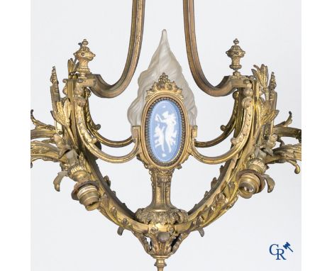 Wedgwood, A large massive bronze chandelier with medallions in Wedgwood porcelain, circa 1920. | 124 x 67 cm.