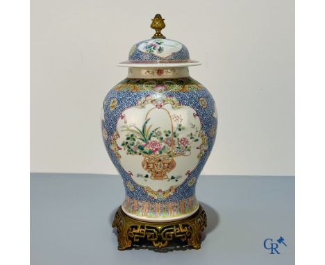 Asian Art, Chinese porcelain, a finely decorated Chinese famille rose vase with bronze. 19th century. | Height: 47.5 cm.