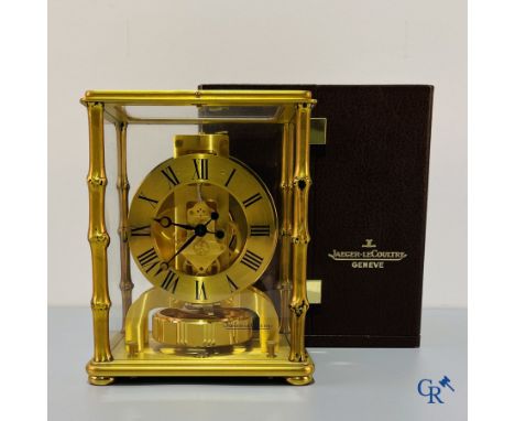 Jaeger LeCoultre, Atmos clock with gold-coloured dial and bamboo finish in original box, circa 1980. Numbered 507491. | 22.5 