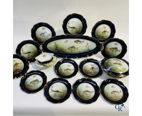Porcelain: 14-piece fish decor tableware in Rosenthal porcelain. | 12 platesLarge saucer: 25 x 59 cm.Sauce bowl