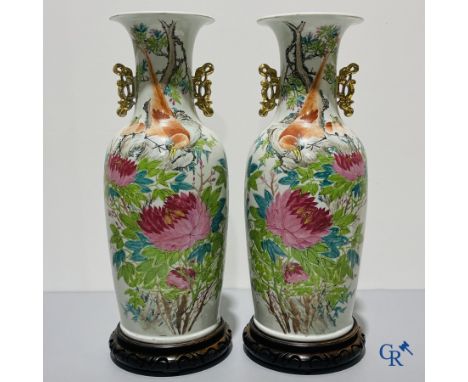 Asian Art, Chinese porcelain. A pair of Chinese vases with calligraphy. | Hoogte 60,5 cm. | Condition: 1 vaas met randschilfe