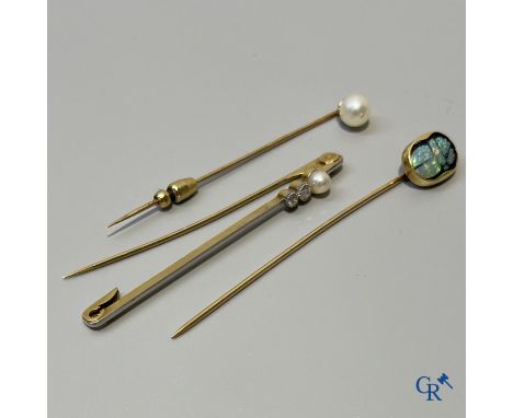 Jewellery, 3 tie pins in gold 750°/00 set with diamonds, pearls and a scarab. | Gross weight: 10.4 gr.
