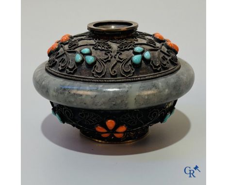Asian Art, A lid bowl in silver and jade, inlaid with red coral and turquoise. | 6 x 9 cm.
