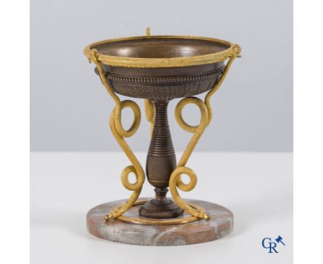 Restauration Period: Tazza with decorations of snakes in finely hammered, gilded and patinated bronze on a marble pedestal. 1