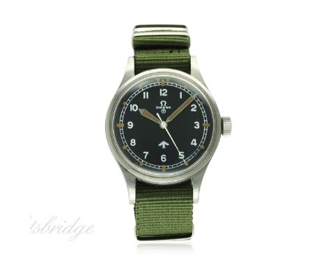 A GENTLEMAN'S STAINLESS STEEL BRITISH MILITARY RAF OMEGA PILOTS WRIST WATCH DATED 1953, REF. 2777-1 SC 
D: Black dial with Ar