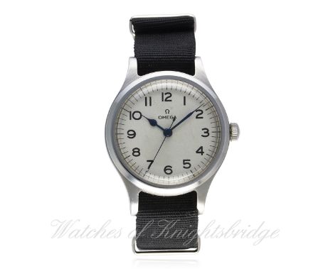 A GENTLEMAN'S STAINLESS STEEL BRITISH MILITARY RAF OMEGA PILOTS WRIST WATCH DATED 1956
D: Silver dial with Arabic numerals. M