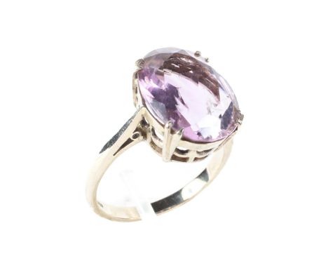 9ct white gold amethyst set dress ring, size S, 5.1 grams