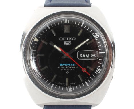 A vintage gents Seiko 5 sports automatic wristwatch, the black dial with batons denoting hours, date/date aperature at the qu