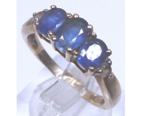 CEYLON SAPPHIRE RING. 9 K gold Ceylon sapphire three stone set ring, size M, approximately 2,00 ct sapphire