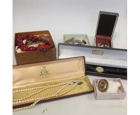 A group of jewellery to include a graduated pearl necklace, a 22ct wedding band (1.9g), a shell cameo in 9ct mount and anothe