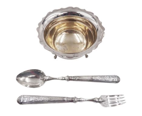 1930s silver open sucrier, of circular form with girdle, with shaped rim and upon three pad feet, hallmarked Birmingham 1931,