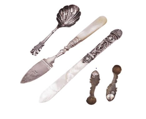 Group of silver, to include Irish silver caddy spoon, with shell bowl, hallmarked Dublin, no date letter, maker's mark WO, Vi
