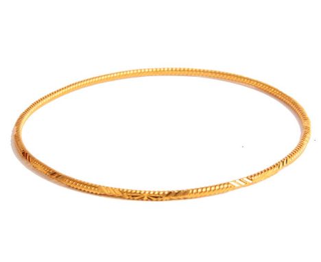 An 21k hallmarked yellow Gold fine rope&nbsp;twist BANGLE with cut outer border 10.5gms&nbsp;