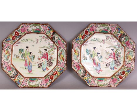 A PAIR OF EARLY 20TH CENTURY JAPANESE FAMILLE ROSE PORCELAIN OCTAGONAL PLATES, with frilled rims, each decorated in a Chinese