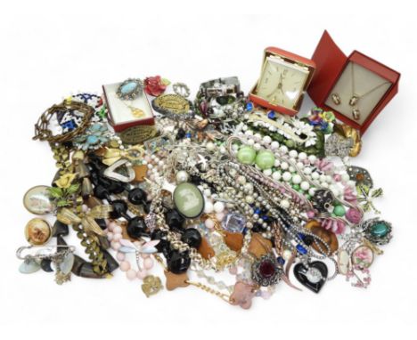 Collection of vintage jewellery, including a Wedgewood jaspeware brooch, a silver mother-of-pearl lullaby brooch,&nbsp;other 