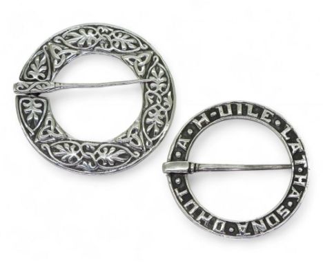 An Alexander Ritchie annular brooch bearing the Celtic inscription A H-uile Lat Ha Sona Dhut, Glasgow hallmarks for 1930, fur