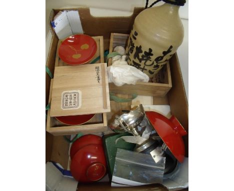 Selection of Japanese lacquer ware bowls, ceramic vase, cased vintage razor, tea cup etc in one box 