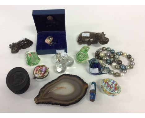 Mixed lot of assorted items to include; black simulated resin/bakelite oval snuff box depicting blue pearl necklace and brace