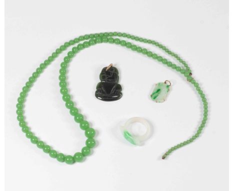 ***AUCTIONEER TO ANNOUNCE GRADUATED JADE COLOURED NECKLACE***A celadony and green jade finger ring; a similar pendant; a spin