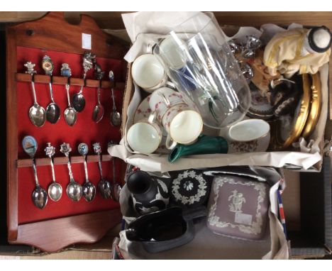 A parcel lot, to include Wedgwood Jasperware (5) Edwardian Royal Doulton coffee cans and saucers, glass ornaments, brass bell