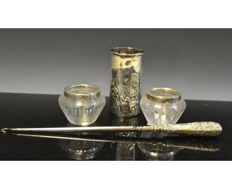 Silver - a pair of silver rimmed slats; a silver spill vase cover; ladling liners; a silver hafted button hook 27g gross