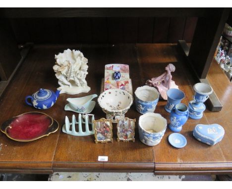 MIXED LOT OF CERAMICS INCLUDING CARLTONWARE, CAPODIMONTE AND WEDGWOOD, ETC. 