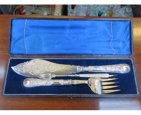 CASED SILVER PLATED FISH SERVERS AND SILVER COLOURED PICKLE FORK