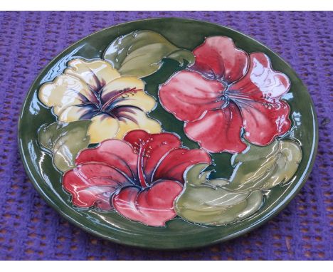 MOORCROFT FLORAL DECORATED CERAMIC PLATE INITIALED TO BASE W.M APPROXIMATELY 26 CM DIAMETER 