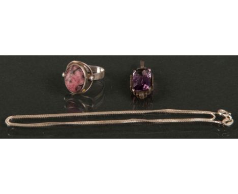 Anhänger und Kette, Silberfassung. Besetzt mit Quarz, dazu Ring mit Jade besetzt, ca. 14 g.