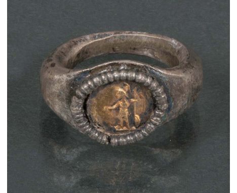 Ring. Wohl Römisch 1. bis 4. Jh. n. Chr. Silber, gearbeitet mit Gold eingelegtem Relief.