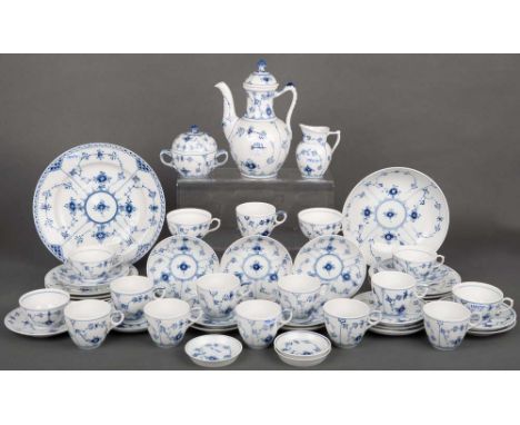 30-tlgs. Service. Royal Copenhagen 20. Jh. Porzellan, Strohheckenmuster. Am Boden gemarkt, H=2 cm bis 23 cm, D=9 cm bis 26 cm