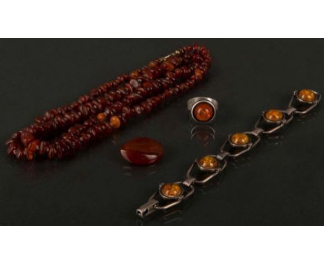 Konvolut Bernstein-Schmuck. Halskette, Brosche, Armband, Ring. Ringgröße 62.
