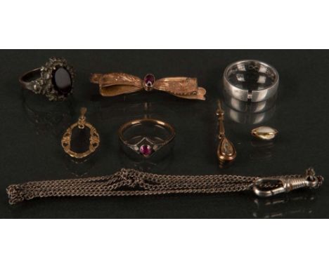 Sechstlgs. Konvolut Schmuck, u.a. Anhänger, Brosche, Kette und Ring. Silber, ca. 2 g, bzw. 8 ct Gelbgold, ca. 2 g, Ringgröße 