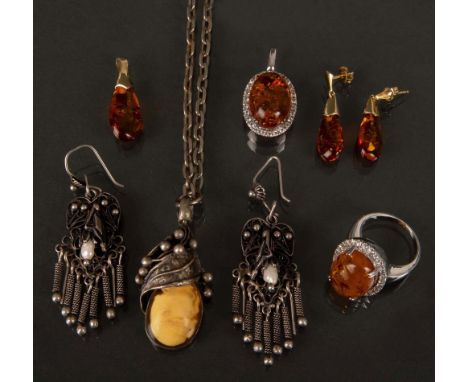 Sechstlgs. Konvolut Schmuck: Zwei Bernstein-Anhänger, ein Paar Bernstein-Ohrringe, ein Bernstein-Ring, eine Halskette mit Anh