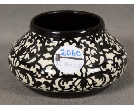 Kleine runde Schale. Velten um 1920. Feinsteinzeug, mit Blüten- und Rocaille-Dekor. Am Boden gemarkt VORDAMM M/5, H=7 cm, D=1