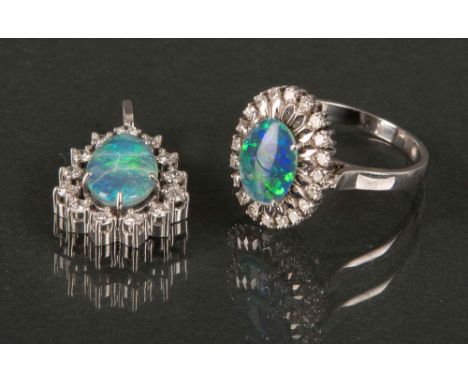 Zweitlgs. Schmuckset. Ring, 18 ct Gold, ca. 5 g, und Anhänger, 14 ct Gold, ca. 3 g, besetzt Opal-Tripletten und mit Brillante