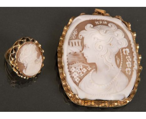 Camée-Anhänger und -ring, 14 ct Goldfassung. ca. 55 g. Fein geschnitten mit Frauenporträts, Ringgröße 50.