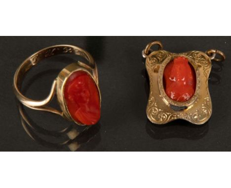 Anhänger und Ring. 14 ct Gold, ca. 5 g bzw. 8 ct Gold, ca. 5 g. Jeweils besetzt mit Korallen, mit geschnittenem Damenporträt.