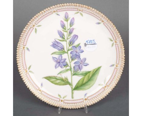 Schale „Flora Danica“. Royal Copenhagen. Porzellan, bunt bemalt. Am Boden gemarkt, H=3, D=24 cm.