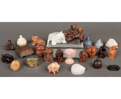 Konvolut Asiatika. Netsuke, Foohunde, Deckeldosen u.a.m. Holz, Porzellan, Keramik, Jade, Messing, teilw. geschnitzt, H=2 cm b