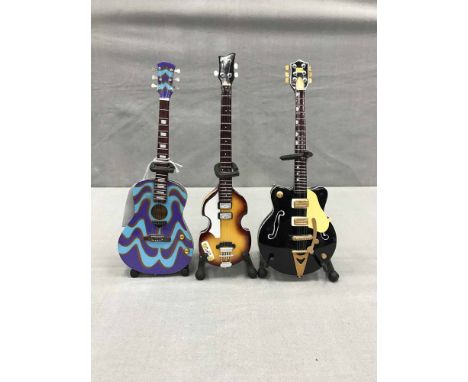 LOT OF MODEL GUITARS 
including examples from George Harrison, Paul McCartney, Eric Clapton, Bob Dylan etc (8)