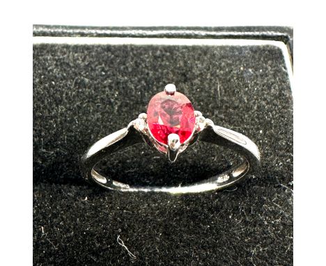 9ct white gold red garnet &amp; diamond ring weight 1.8g 