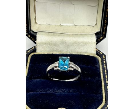 9ct White Gold Blue Topaz Dress Ring (2.2g) 