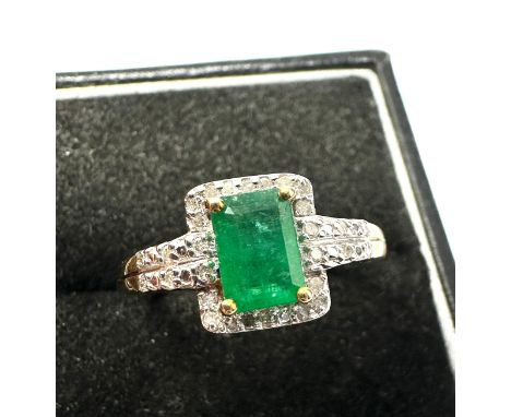 9ct gold Emerald &amp; diamond ring weight 2.2g 