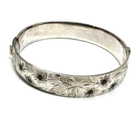 A Silver Floral Design Etched Bangle Set With Garnets (29g) 