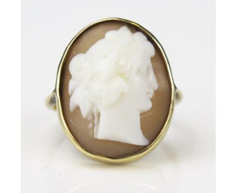 A 9ct Gold and Shell Cameo Ring, the oval shell with a woman's portrait head, ring size J.75, 3.8g